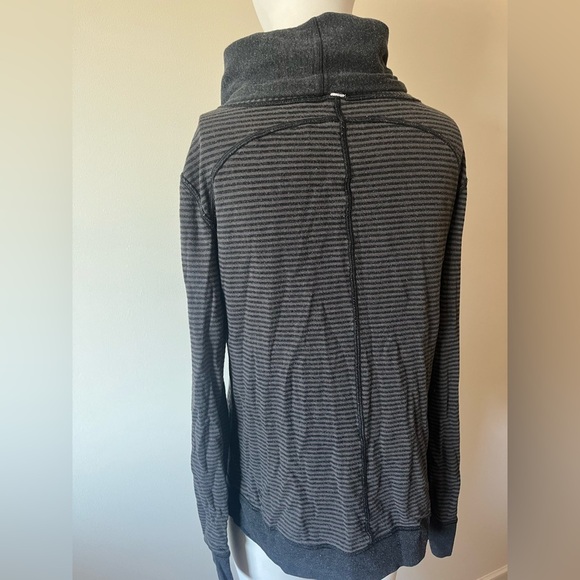 Lululemon In A Cinch Reversible Grey Cowl Neck Sweater Pullover - Picture 5 of 11
